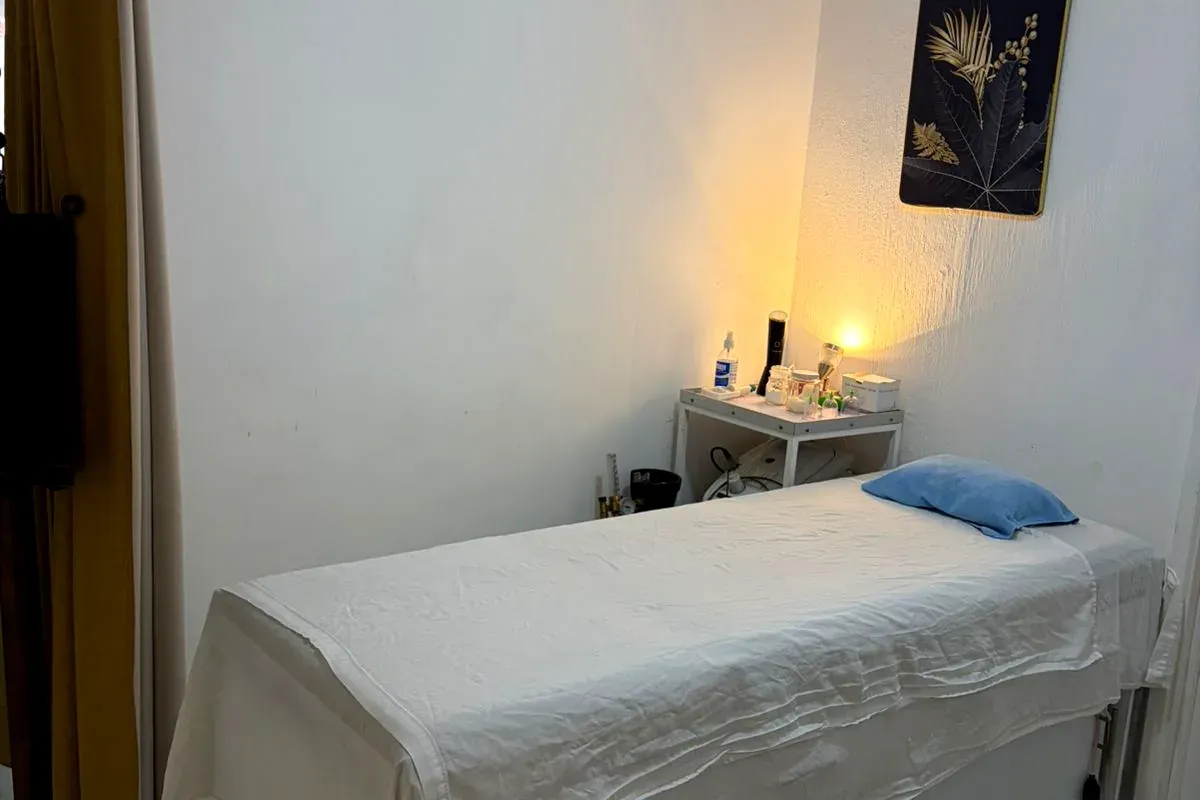 Camilla lista con cojín azul bajo luz cálida en la cabina de carboxiterapia de Spacio Azul, Zapopan