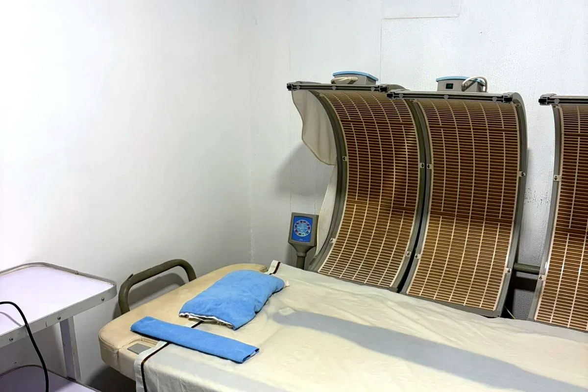 Cama de infrarrojos con los domos abiertos y la camilla preparada en Spacio Azul, Zapopan
